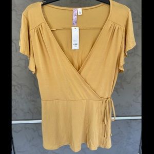 Never worn, tags attached yellow wrap blouse from Francesca’s Size: large